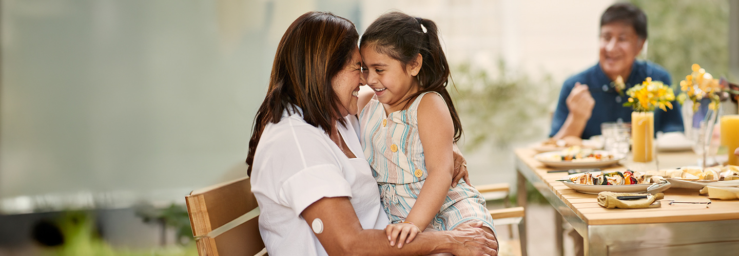Médico em consulta com mãe e filha