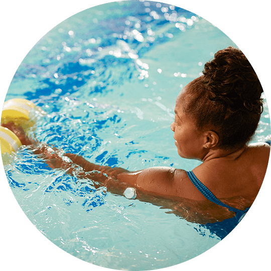 A woman wearing a FreeStyle Libre sensor swimming.