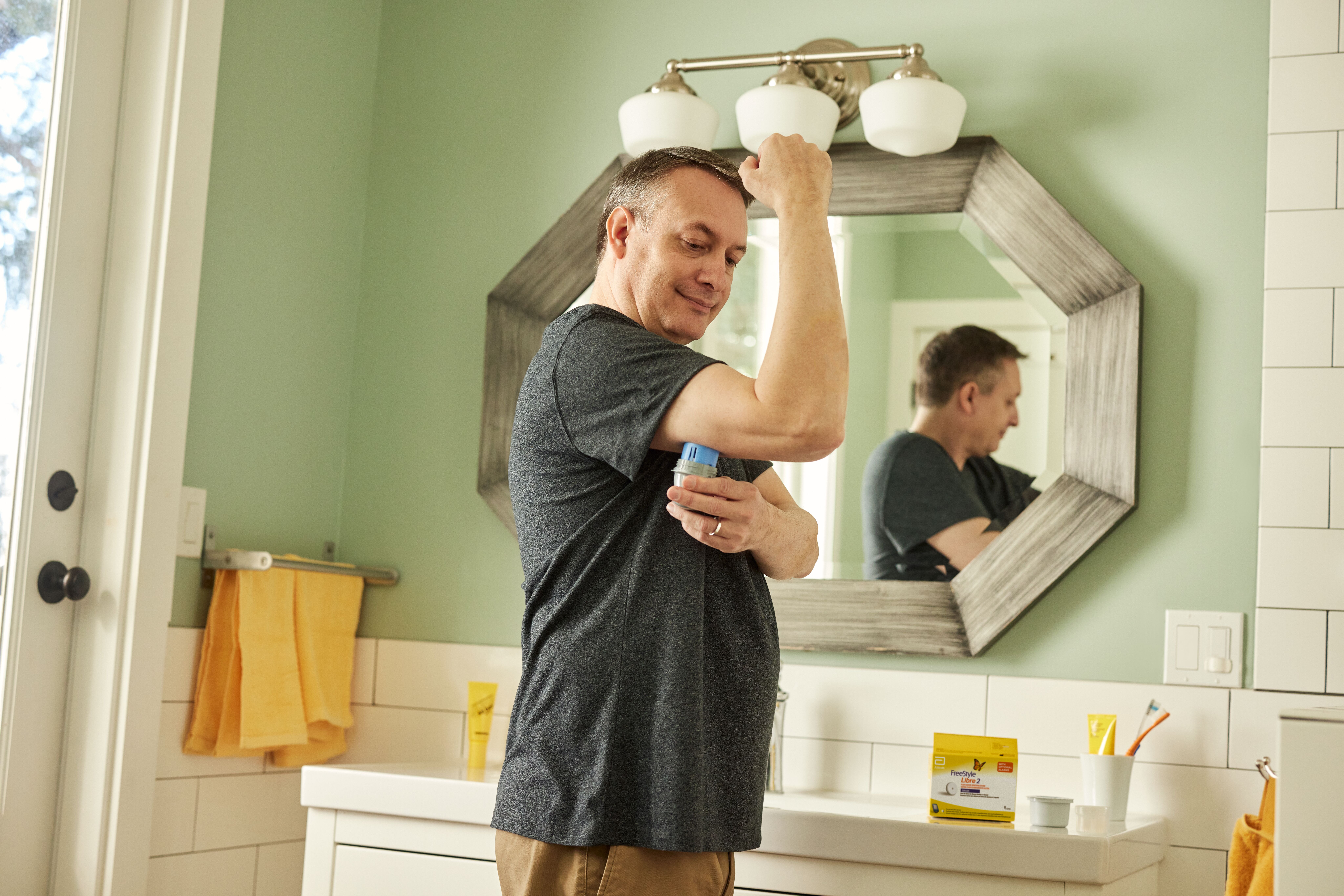 Man applying the FreeStyle Libre sensor