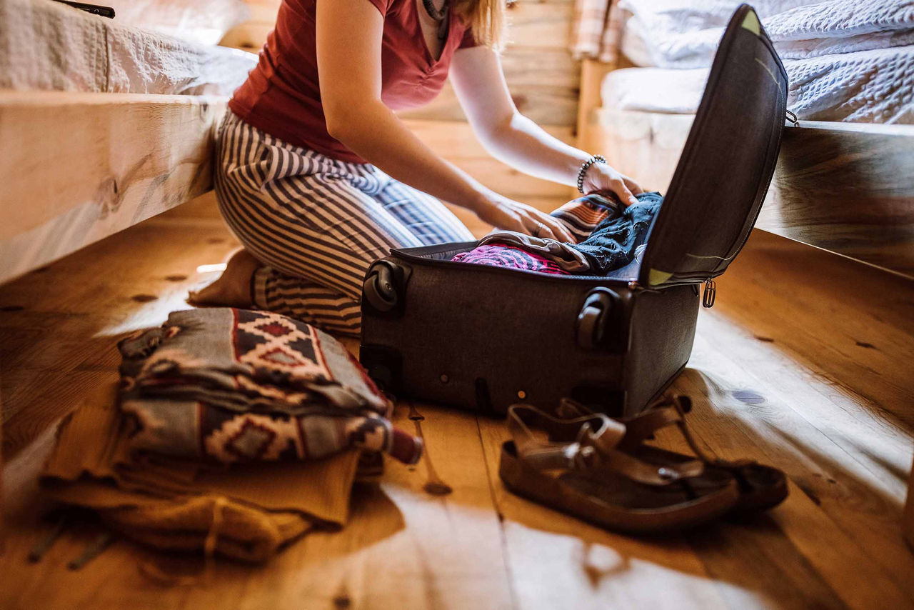 Frau beim Koffer packen