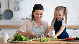 Madre e hija.  Cuidados para niños con diabetes