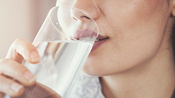 Mujer bebiendo agua, sintomas de la diabetes