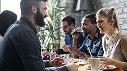 Personas comiendo en restaurante