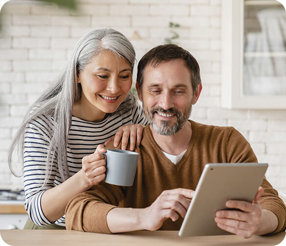 Pareja leyendo información de diabetes en tablet