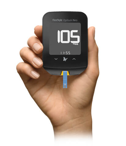 Mano con dispositivo FreeStyle Optimun Neo