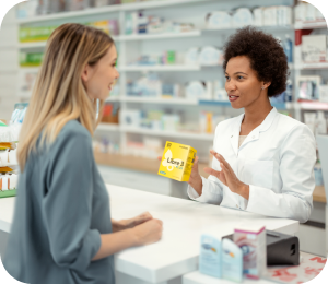 Woman speaking to a pharmacist about the FreeStyle Libre 3 system