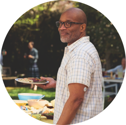 Man at a picnic wearing a FreeStyle Libre 2 Plus sensor