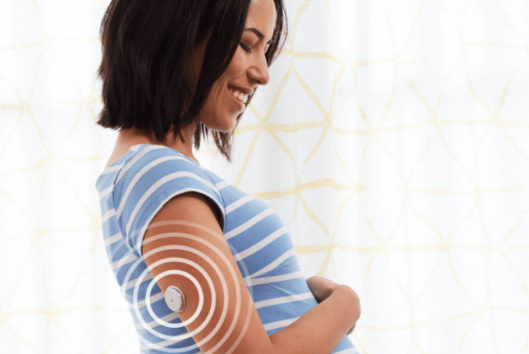 Pregnant woman with a FreeStyle Libre sensor