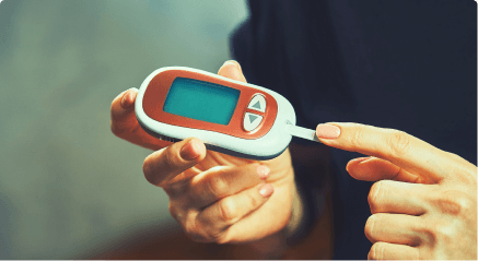 Trích máu ngón tay để đo đường huyết mao mạch