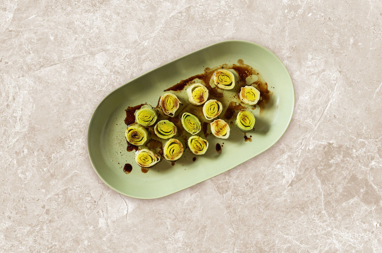 Poireaux grillés, vinaigrette  cacahuètes miso