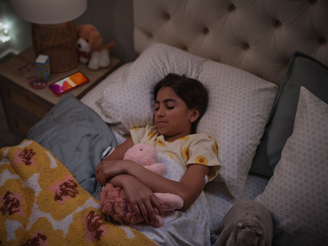 Μικρό κορίτσι με αισθητήρα και αντλία κοιμάται και στο κομοδίνο δίπλα έχει το κινητό του