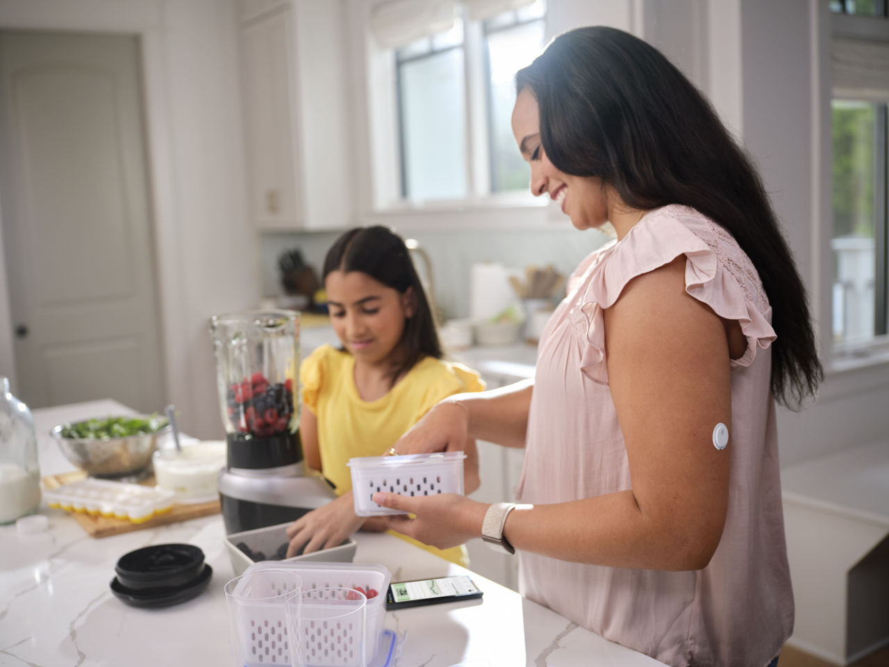 Une femme dans la cuisine avec sa fille.