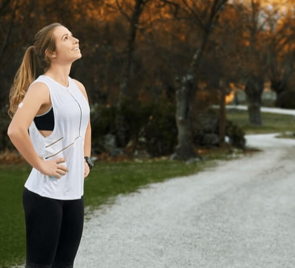 mujer corriendo con sensor