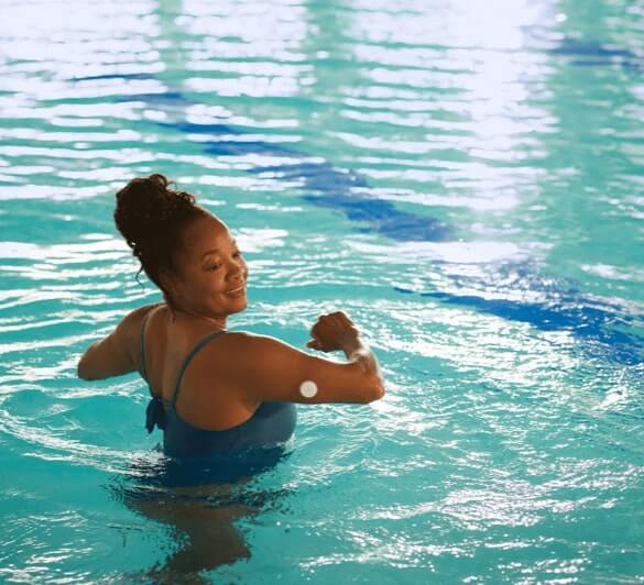 mujer en la piscina con el sensor