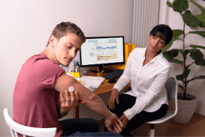 Persoon in de dokterspraktijk