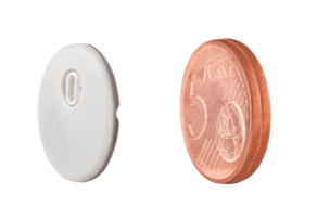 FreeStyle Libre 3 sensor vergeleken met twee muntstukken van 5 eurocent