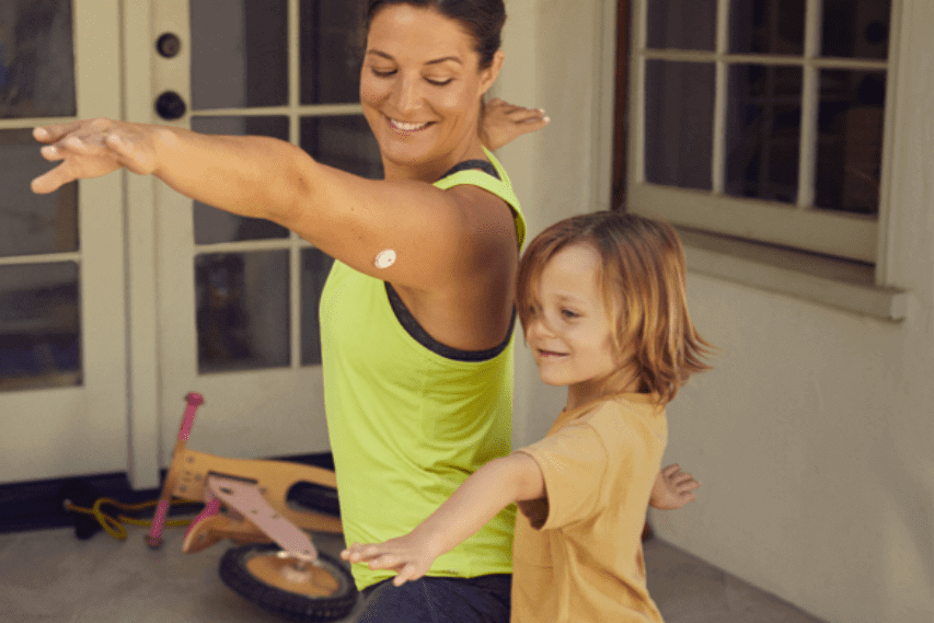 Actieve vrouw met FreeStyle Libre 3