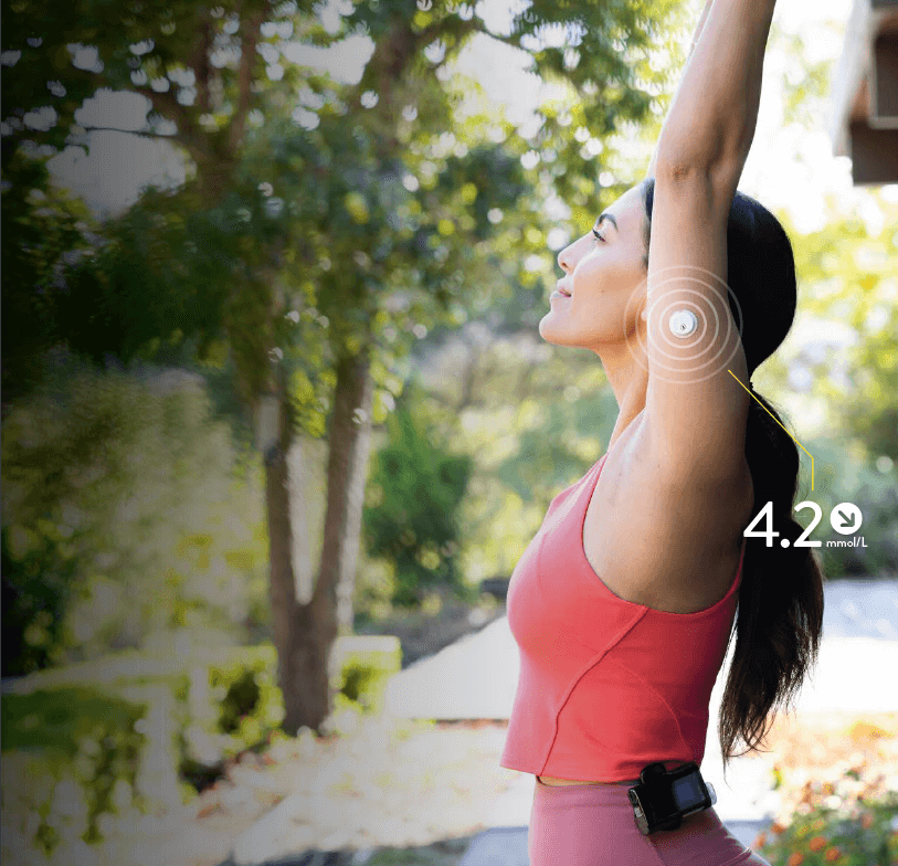Vrouw met Freestyle Libre 3 sensor en mylife Loop systeem
