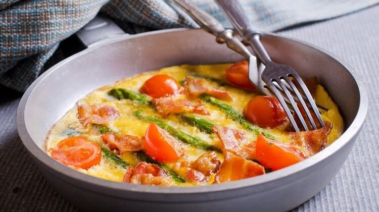 Omlet ze szparagami i pomidorkami koktajlowymi