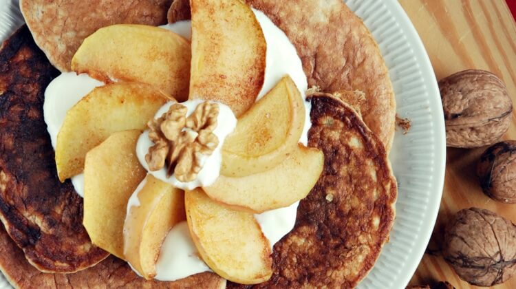 Placki cynamonowo-kardamowe z duszonym jabłkiem