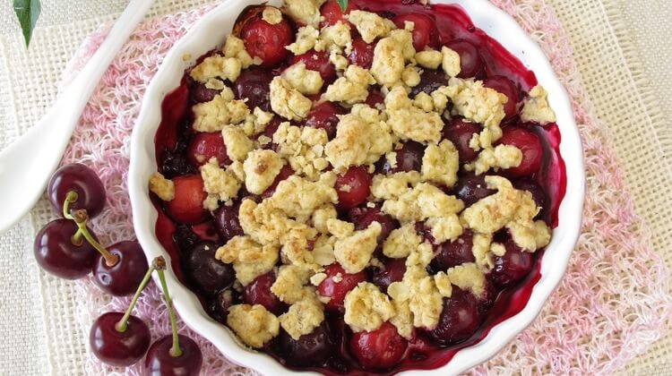 Czereśnie pod kruszonką z płatków owsianych