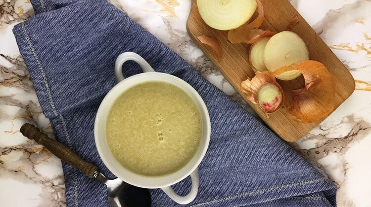 Krem z pieczonych szalotek z harrisą