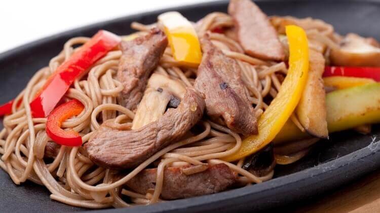 Stir-fry z makaronem ryżowym i polędwicą wołową