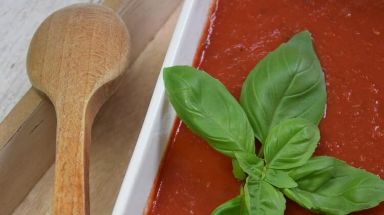 schab duszony w sosie pomidorowym