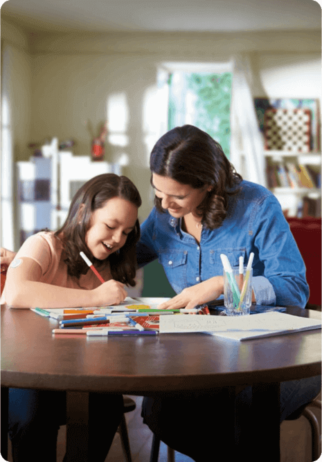 Mãe e filha a desenharem