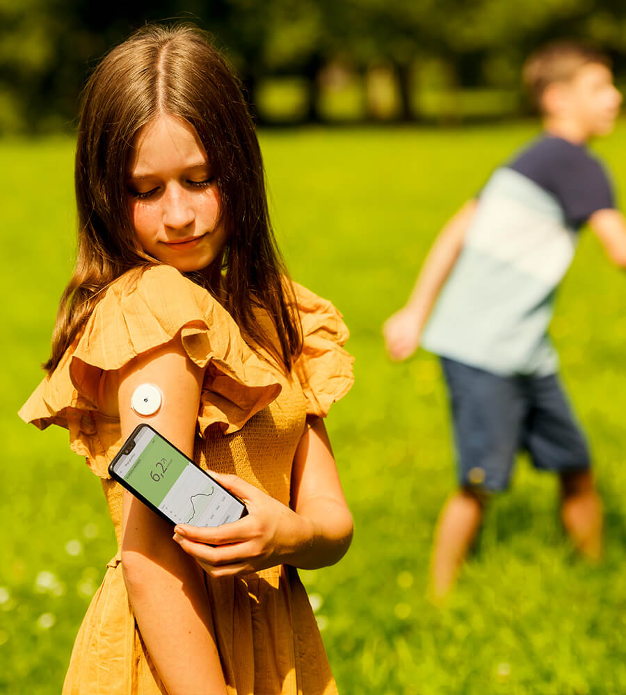 Dievča na lúke skenujúce sa mobilnou aplikáciou