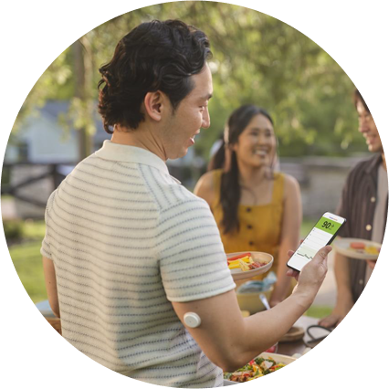 akıllı telefonuna bakan adam