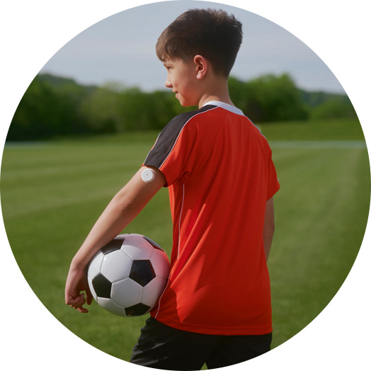 FreeStyle Libre 2 Plus sensör takan çocuk elinde topla