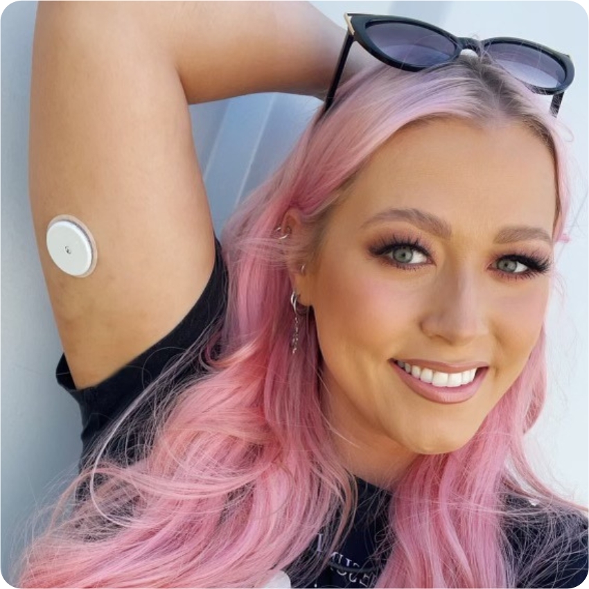 Singer Amelia Lily with her arm above her head showing a FreeStyle Libre sensor on the back of her upper arm